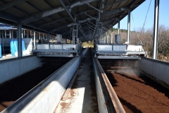 088-3　堆肥生産用の機械化された「スクープ式攪拌機」